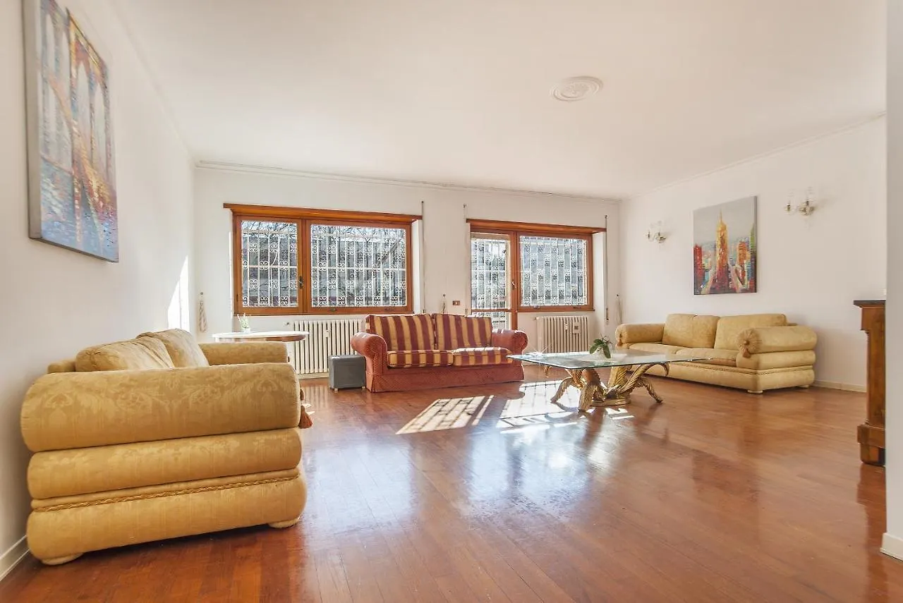 Eur Luminous And Large Family Terrace Apartment Roma